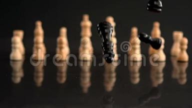 黑色棋子落在黑色背景上，白色棋子落在黑色背景上